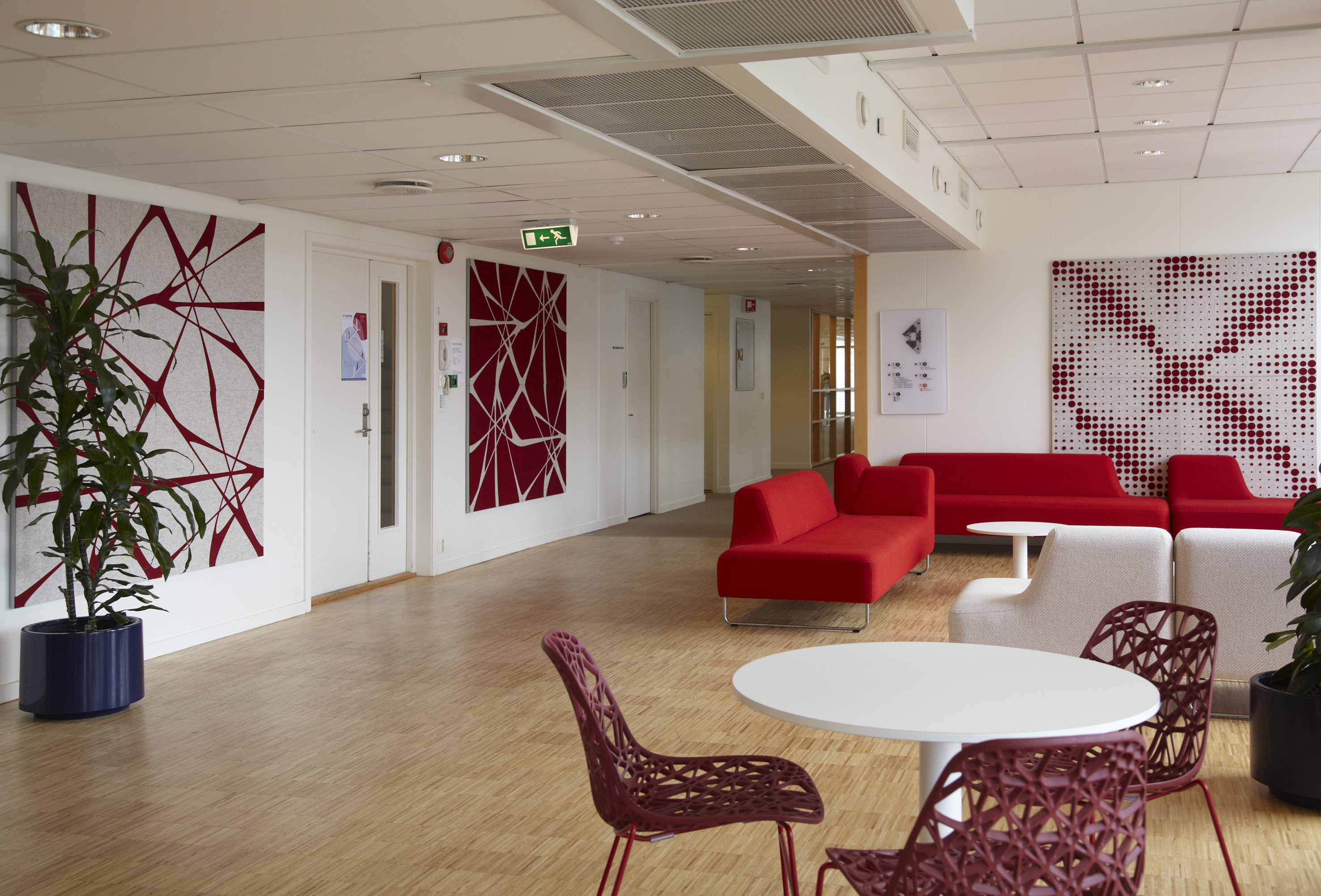 akustikmoduler i rød og hvid filt hos Tryg Oslo (4)